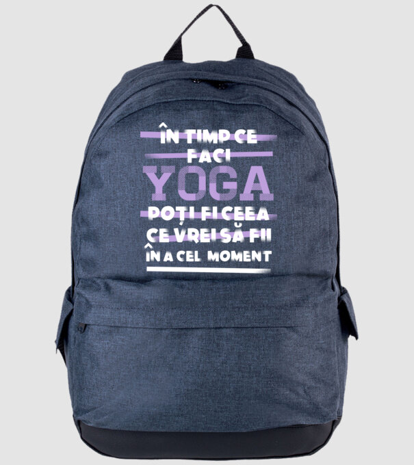 în timp ce faci yoga poți fi ceea ce vrei să fii - în acel moment model albastru jeanși pe tricou