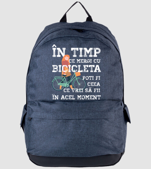 în timp ce mergi cu bicicleta poți fi ceea ce vrei să fii - în acel moment model albastru jeanși pe tricou