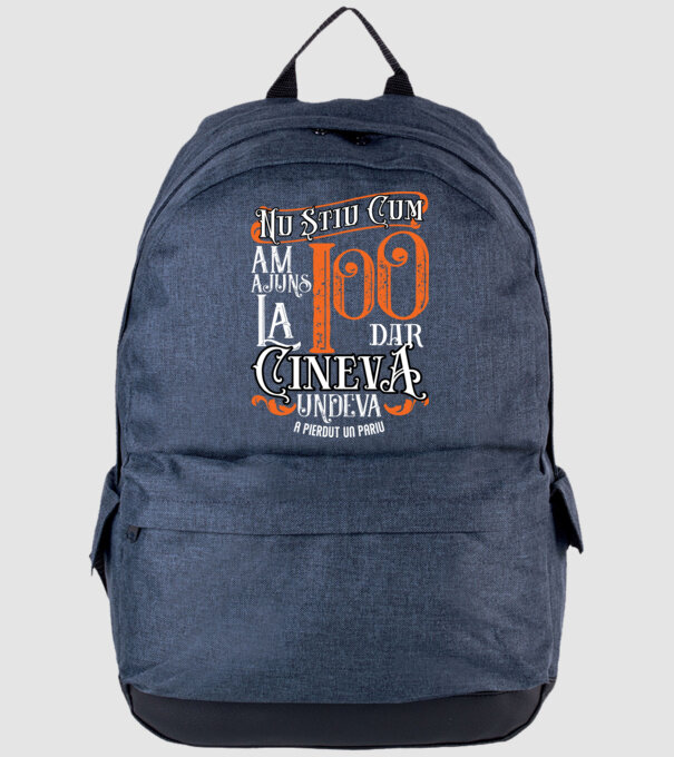Nu știu cum am ajuns la 100, dar cineva, undeva, a pierdut un pariu model albastru jeanși pe tricou
