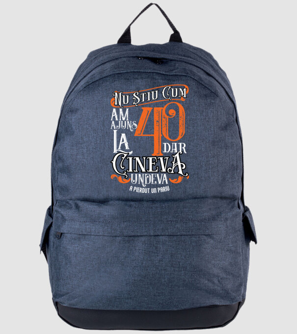 Nu știu cum am ajuns la 40, dar cineva, undeva, a pierdut un pariu model albastru jeanși pe tricou