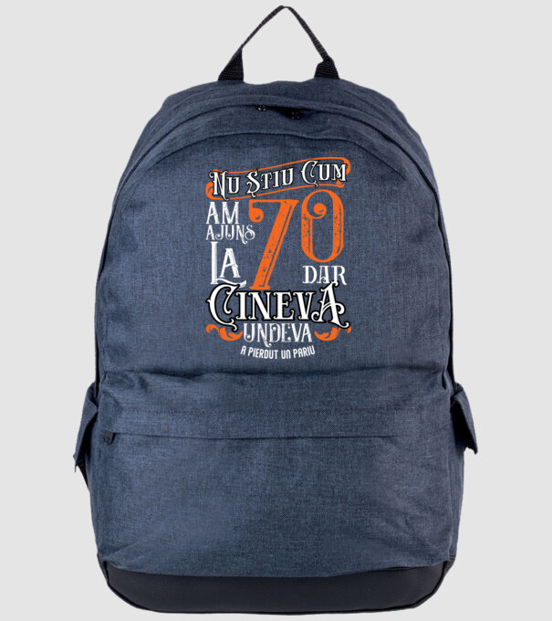 Nu știu cum am ajuns la 70, dar cineva, undeva, a pierdut un pariu model albastru jeanși pe tricou