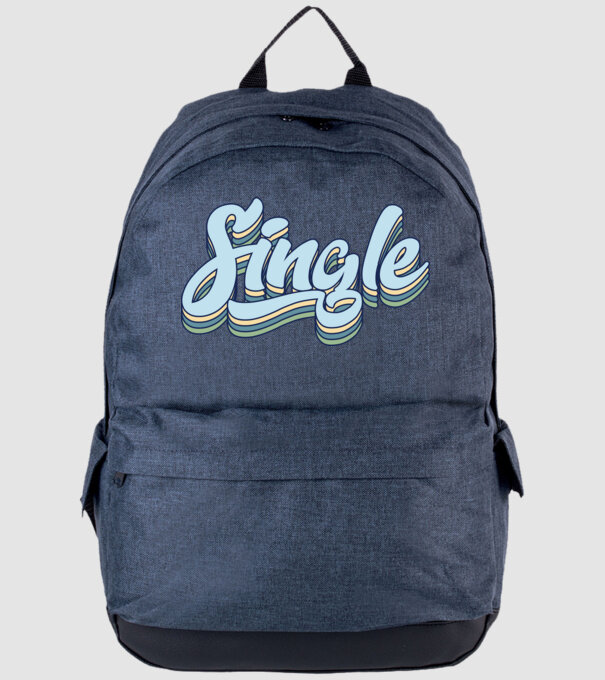 single model albastru jeanși pe tricou