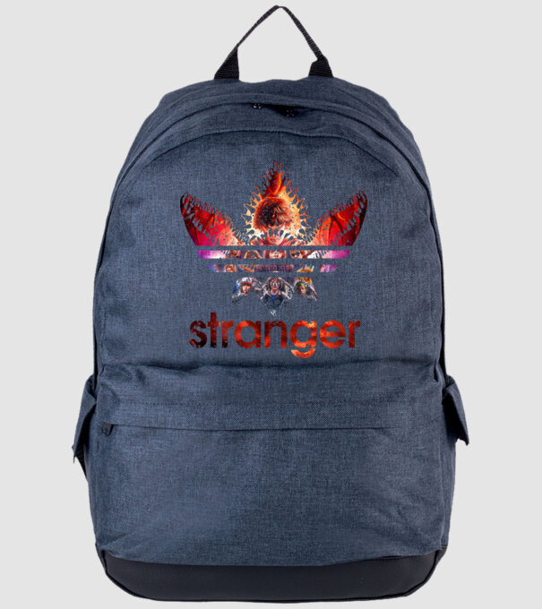stranger logo poster model albastru jeanși pe tricou