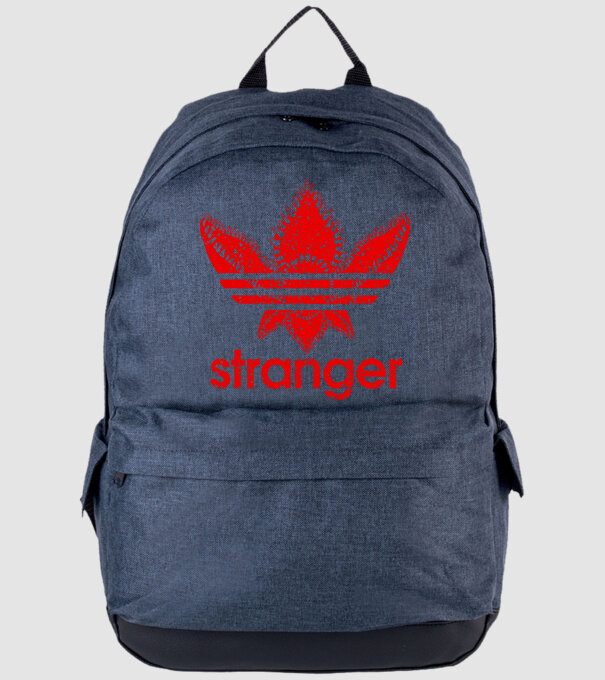 stranger logo red model albastru jeanși pe tricou