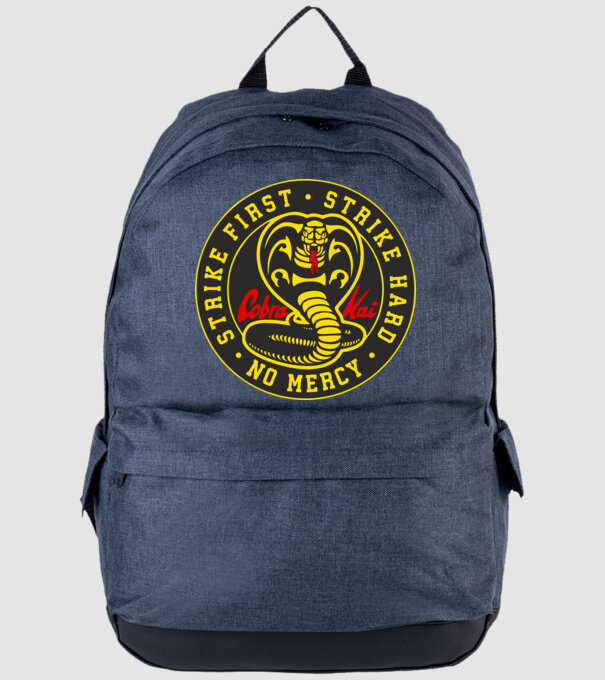 Strike first strike hard cobra kai model albastru jeanși pe tricou