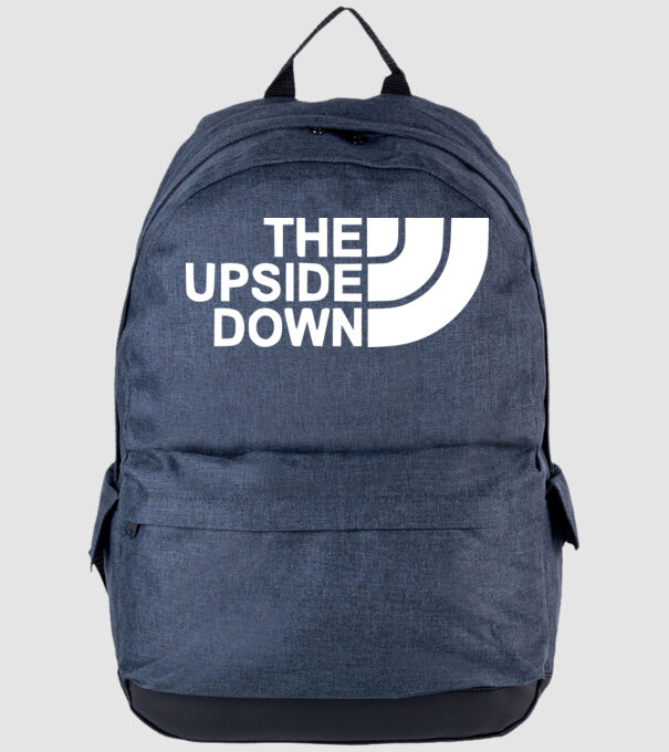 the upside down model albastru jeanși pe tricou