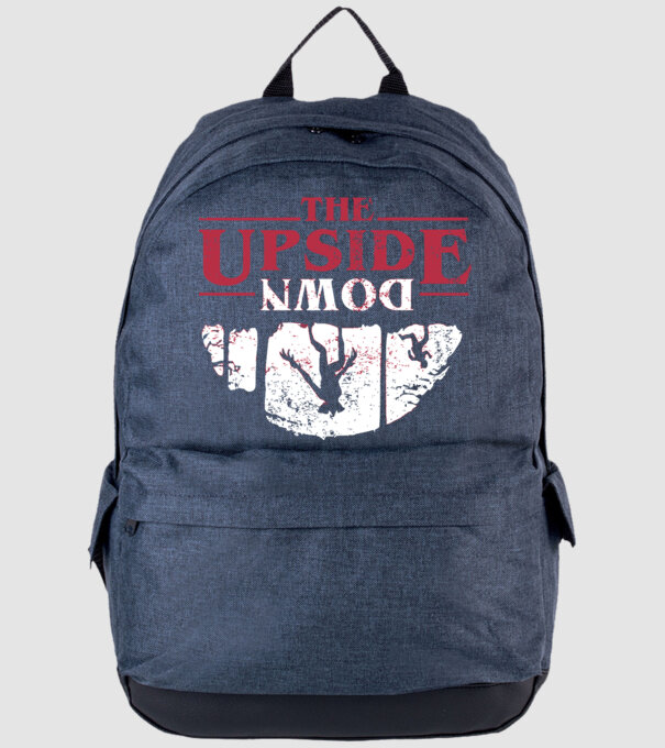 the upside down logo model albastru jeanși pe tricou