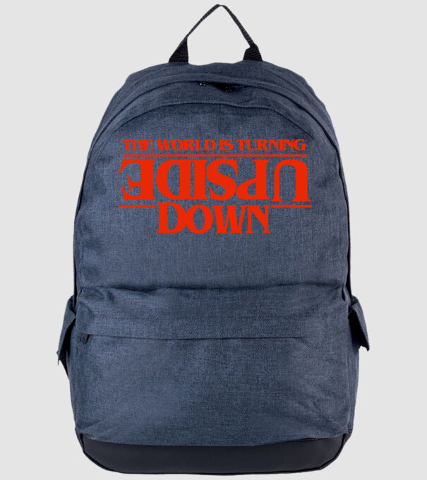 the world is turning upside down model albastru jeanși pe tricou
