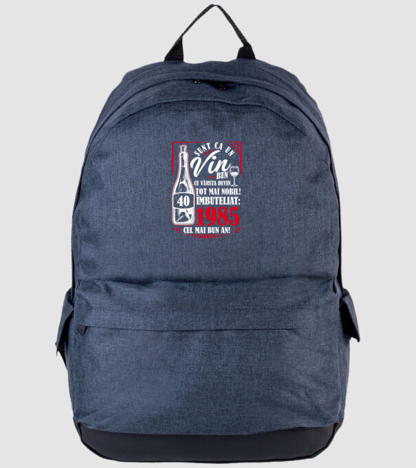 Un Vin Bun 1985 - Negru model albastru jeanși pe tricou