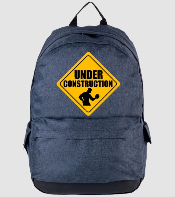 Under Construction model albastru jeanși pe tricou