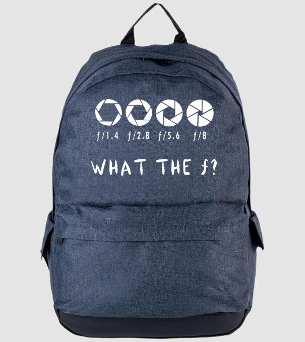 what the f model albastru jeanși pe tricou