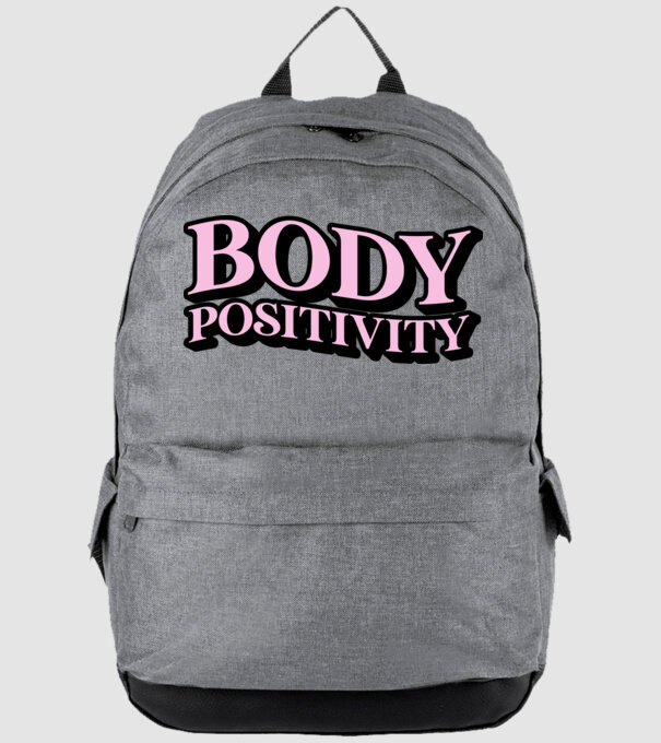 BodyPositivity model gri pe tricou