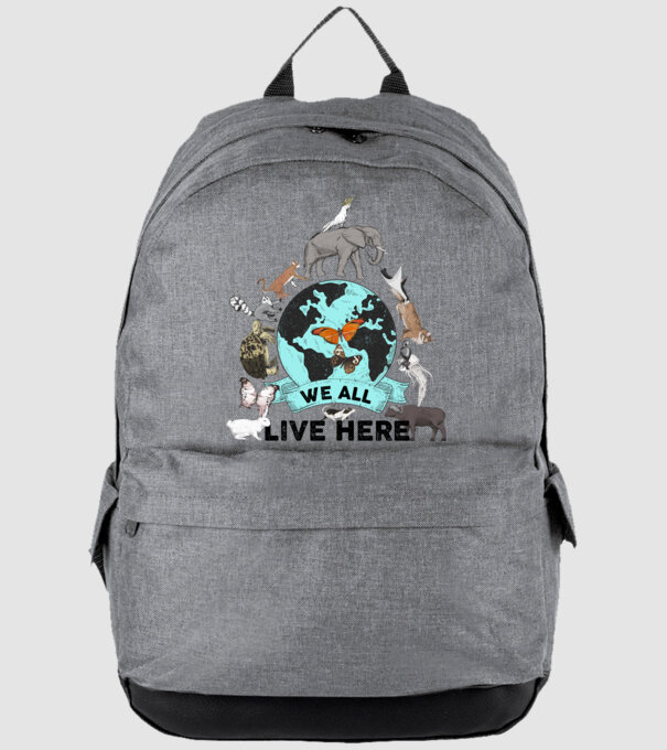 We all live here model gri pe tricou