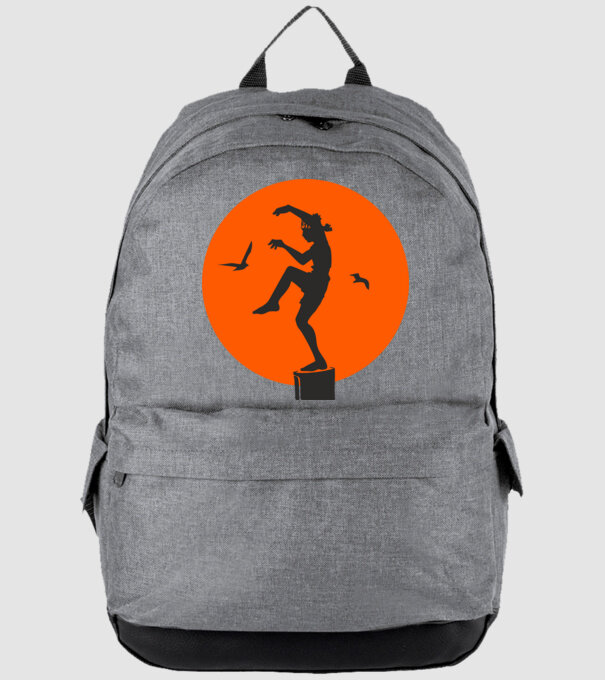 Larusso training cobra kai model gri pe tricou