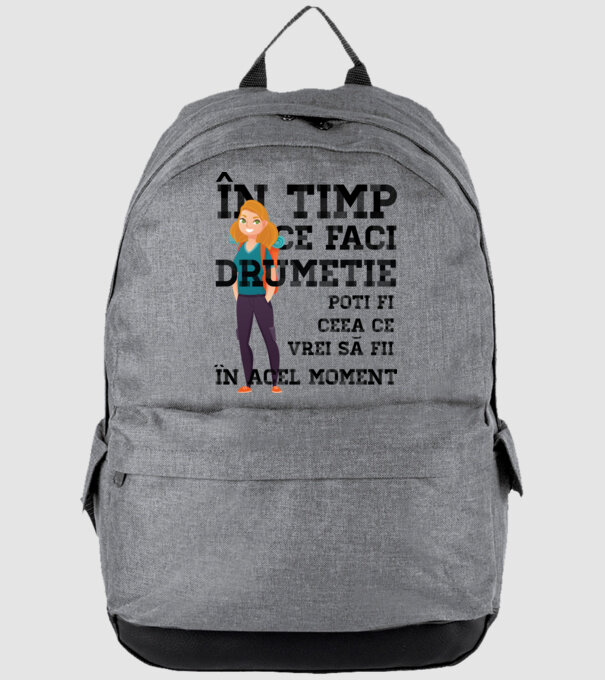în timp ce faci drumeție poți fi ceea ce vrei să fii - în acel moment model gri pe tricou