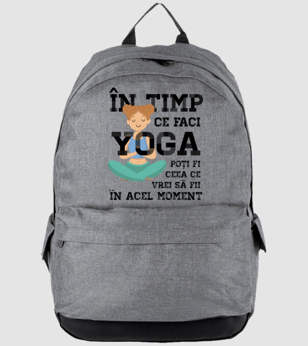 în timp ce faci yoga poți fi ceea ce vrei să fii - în acel moment model gri pe tricou
