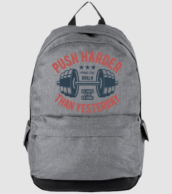 push harder model gri pe tricou