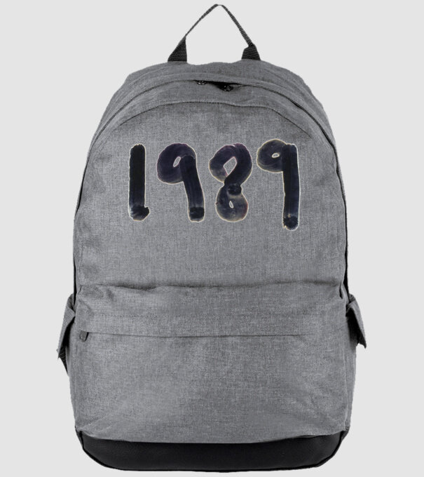 Taylor Swift 1989 text model gri pe tricou