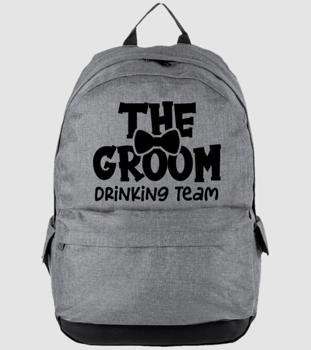 The Groom model gri pe tricou