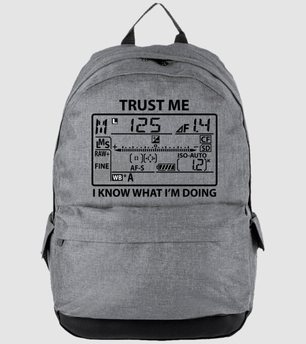 Trust me i'm a photographer model gri pe tricou