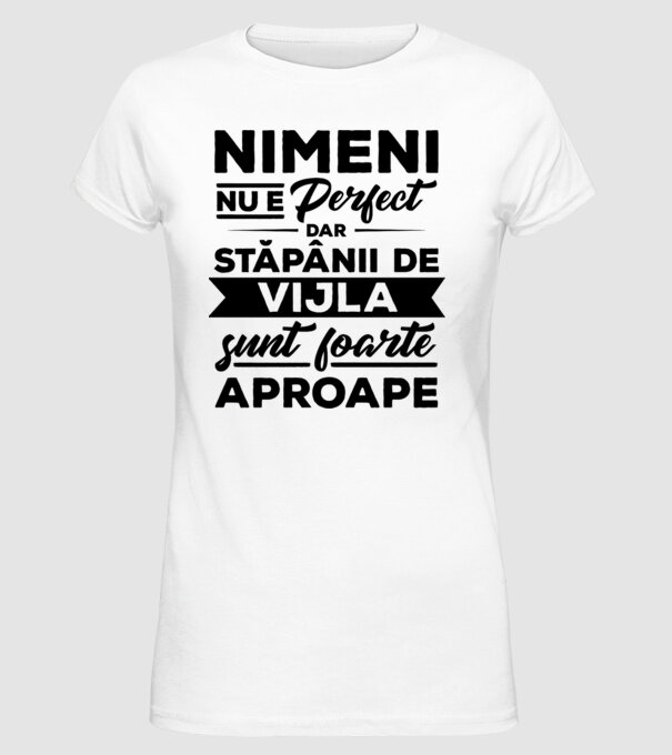 nimeni nu e perfect, dar stăpânii de vijla sunt foarte aproape model alb pe tricou