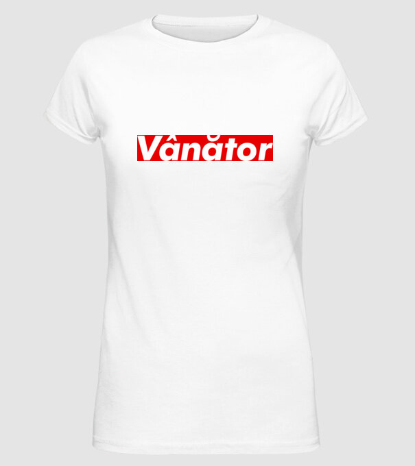 vânător model alb pe tricou