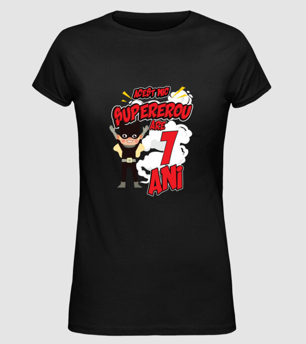 Acest mic supererou are 1 an model negru pe tricou