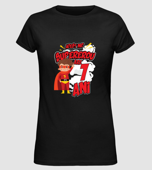 Acest mic supererou are 1 an model negru pe tricou