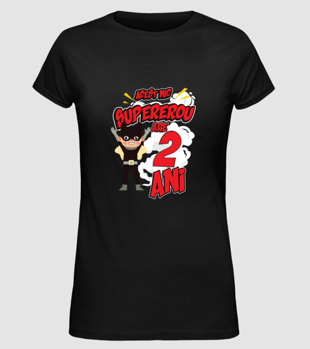 Acest mic supererou are 2 ani model negru pe tricou