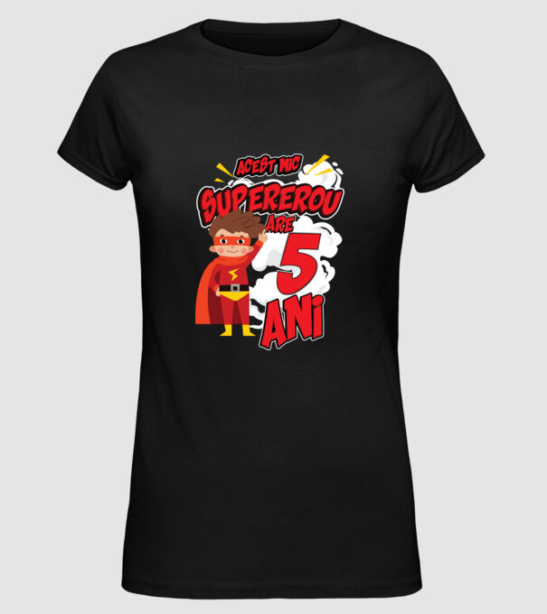 Acest mic supererou are 5 ani model negru pe tricou