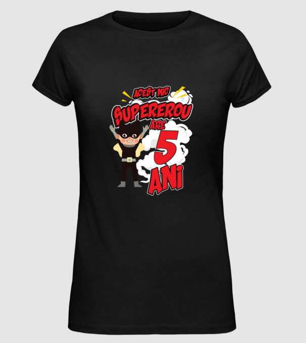 Acest mic supererou are 5 ani model negru pe tricou