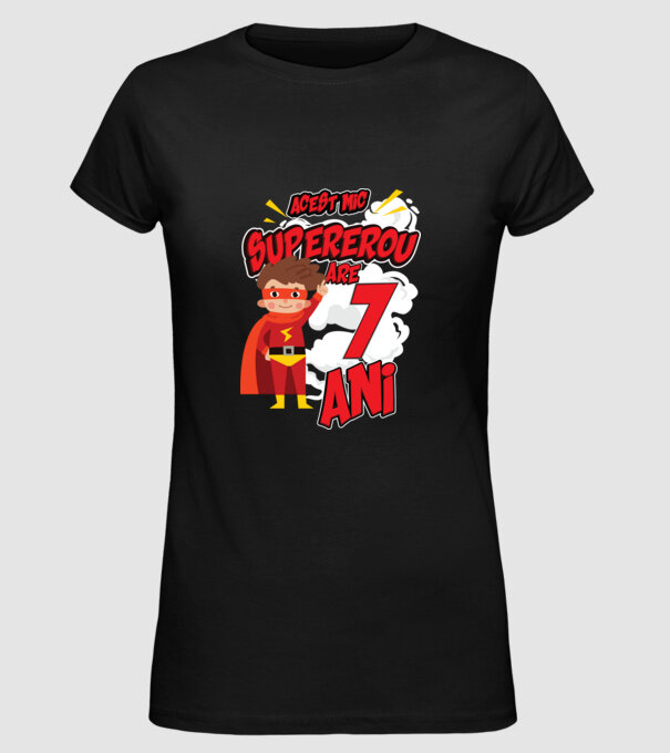 Acest mic supererou are 7 ani model negru pe tricou
