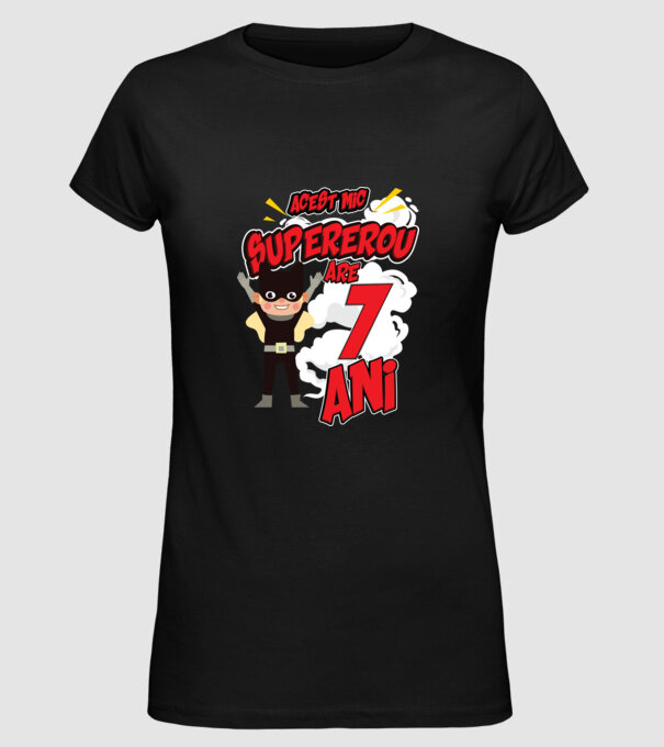 Acest mic supererou are 7 ani model negru pe tricou