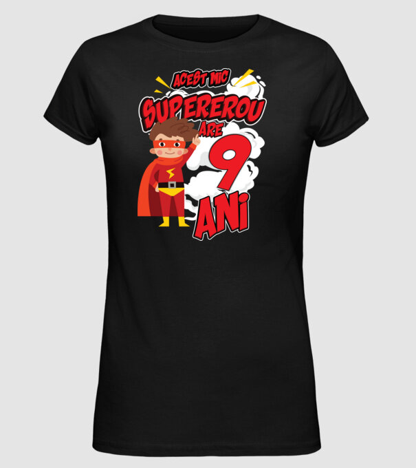 Acest mic supererou are 9 ani model negru pe tricou