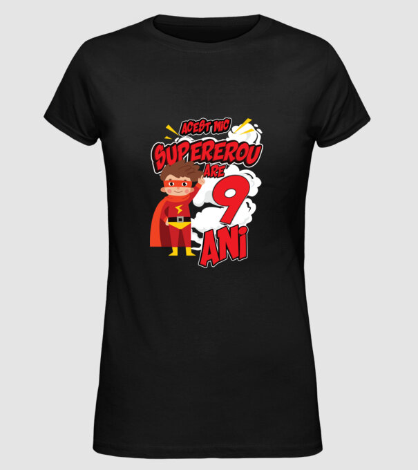 Acest mic supererou are 9 ani model negru pe tricou