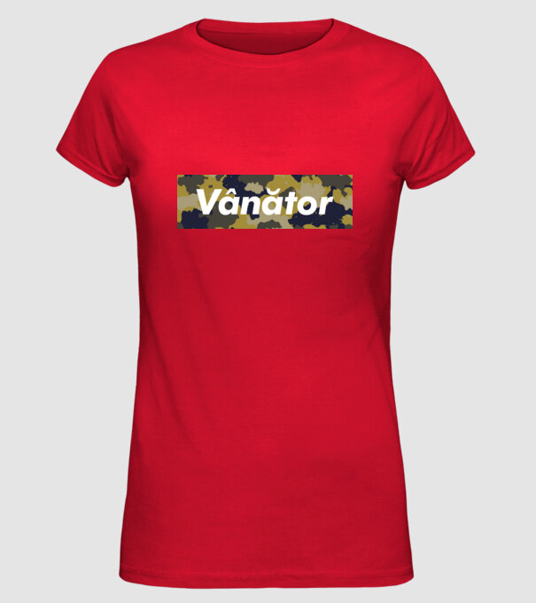 vânător model roșu pe tricou