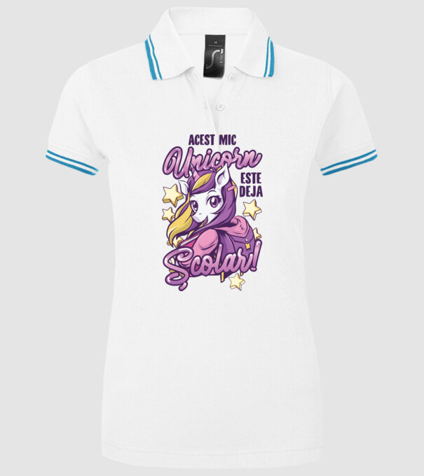 Acest mic unicorn este deja școlar model alb pe tricou