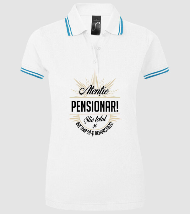 Atenție pensionar! Știe totul și are timp să-ți demonstreze! model alb pe tricou