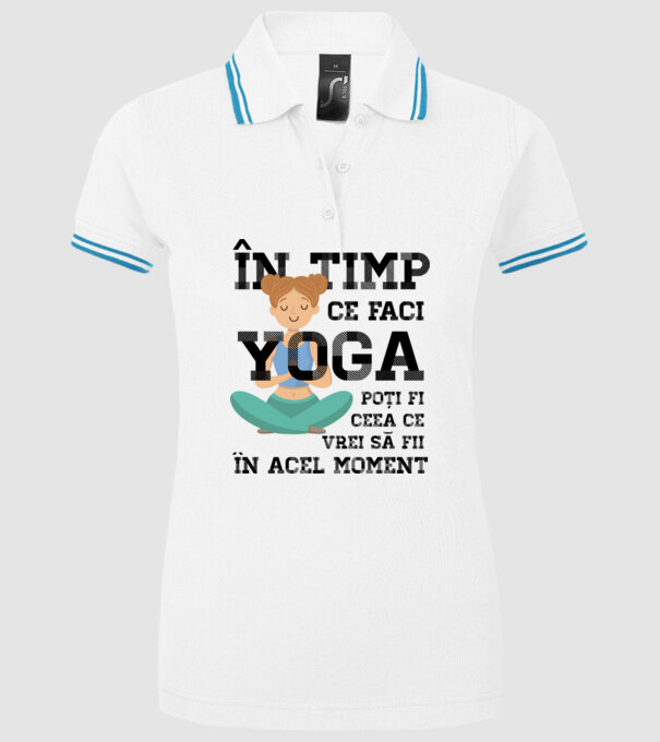 în timp ce faci yoga poți fi ceea ce vrei să fii - în acel moment model alb pe tricou