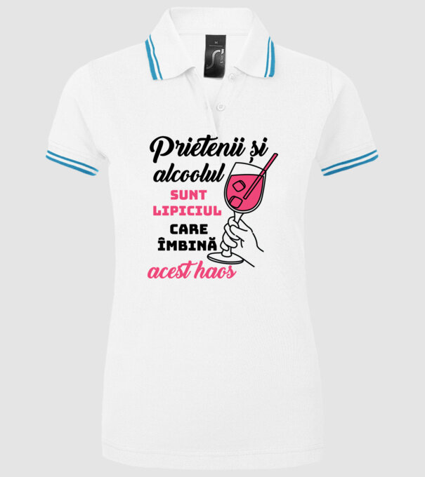 Prietenii și alcoolul sunt lipiciul care îmbină acest haos model alb pe tricou
