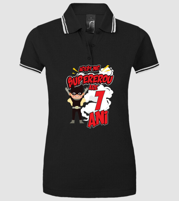 Acest mic supererou are 1 an model negru pe tricou