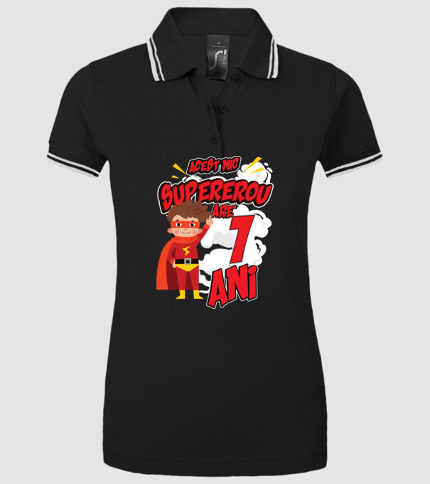 Acest mic supererou are 1 an model negru pe tricou