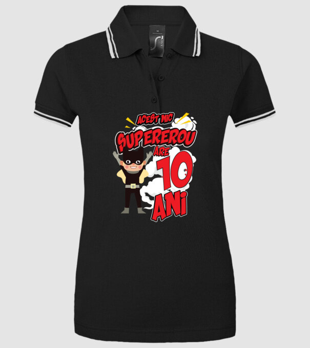 Acest mic supererou are 10 ani model negru pe tricou