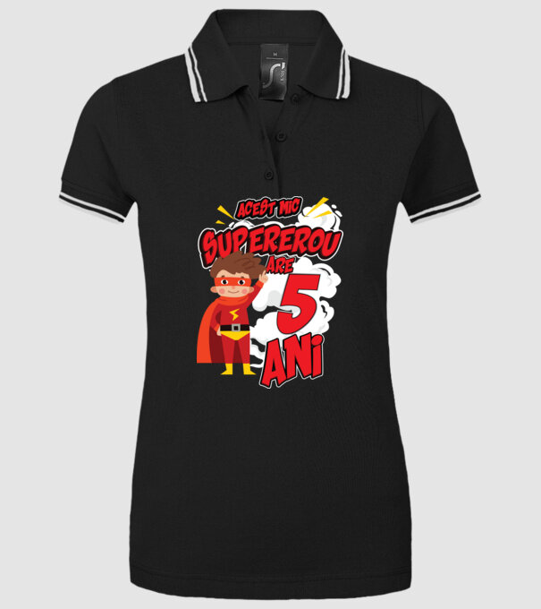 Acest mic supererou are 5 ani model negru pe tricou