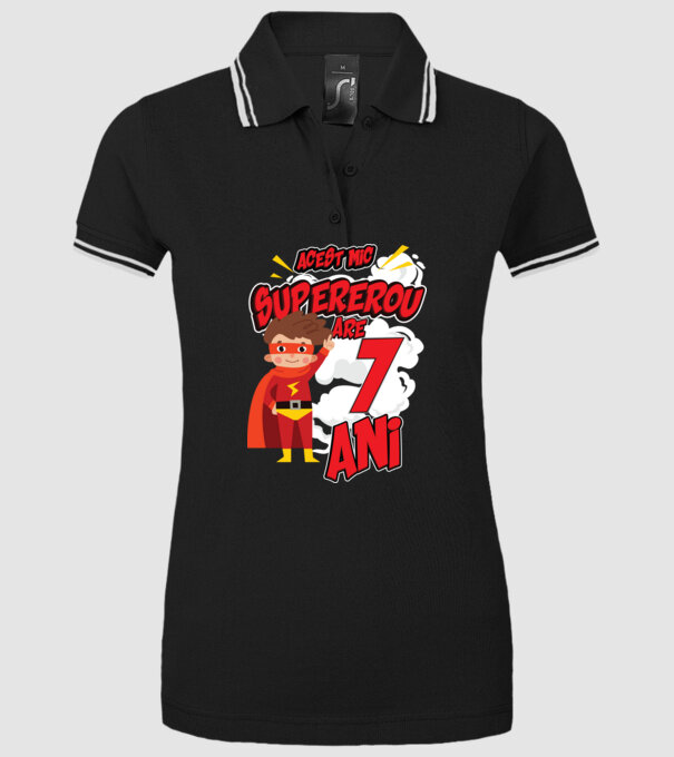 Acest mic supererou are 7 ani model negru pe tricou
