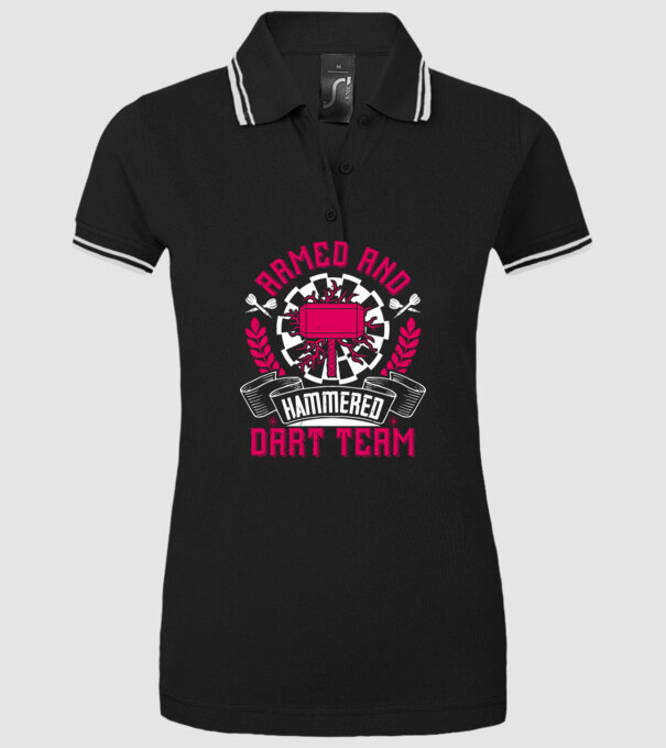 Armed and Hammered dart team model negru pe tricou