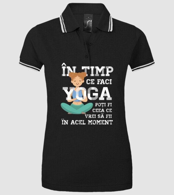 în timp ce faci yoga poți fi ceea ce vrei să fii - în acel moment model negru pe tricou
