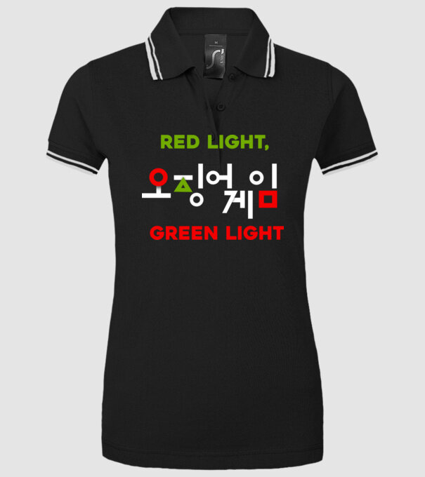 red light green light model negru pe tricou