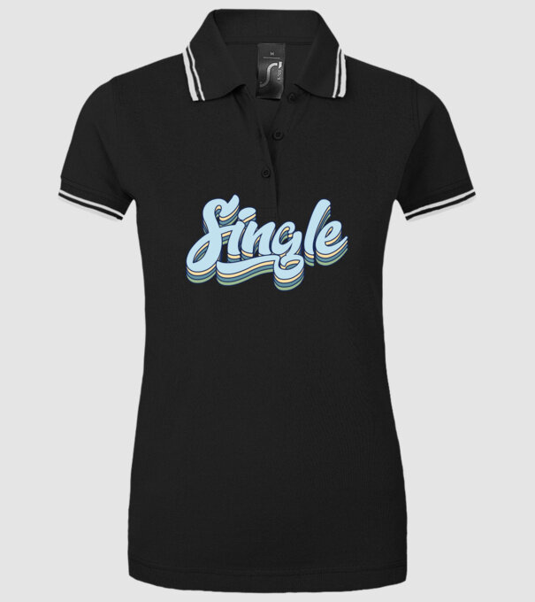 single model negru pe tricou