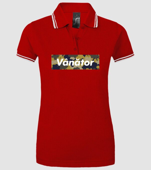 vânător model roșu pe tricou